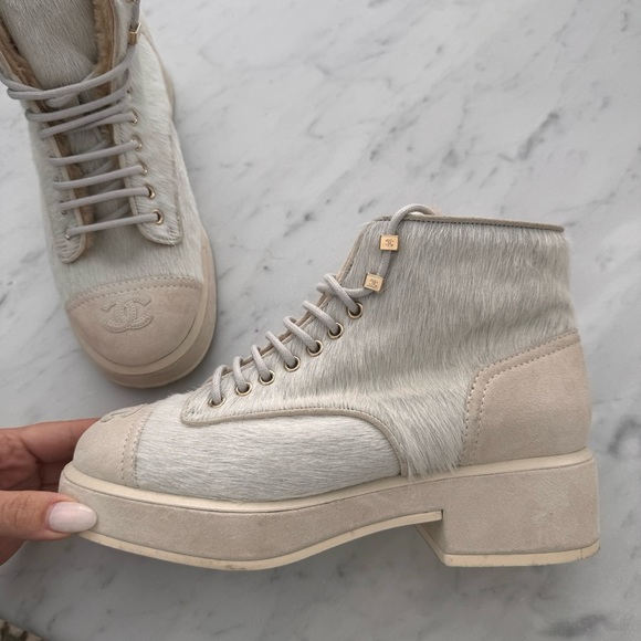 Chanel Pony Hair Ankle Boot Shearling Lace Up 38 1/2 Virginie Viard 2022 F/W - Picture 9 of 13